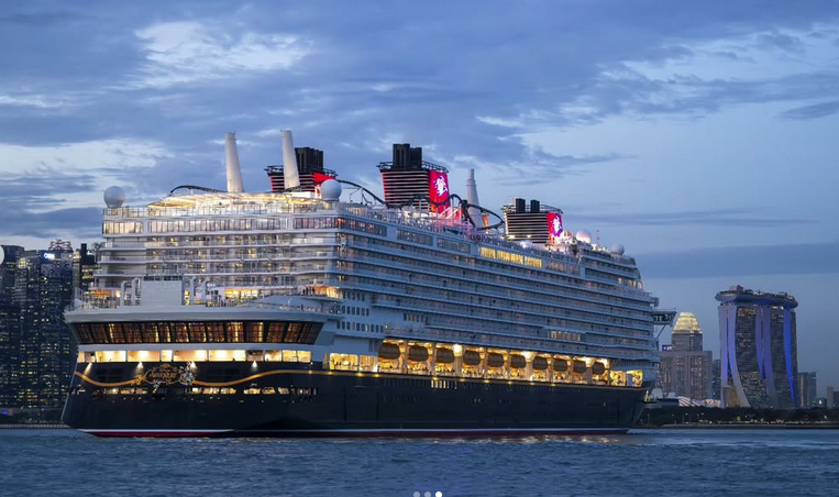 Viral! Robert Downey Jr Resmikan Kapal Pesiar Disney Adventure di Singapura, Kapasitasnya 6.700 Penumpang